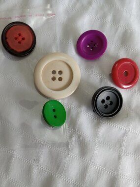 Set 10 : six handmade brooches with acrylic buttons